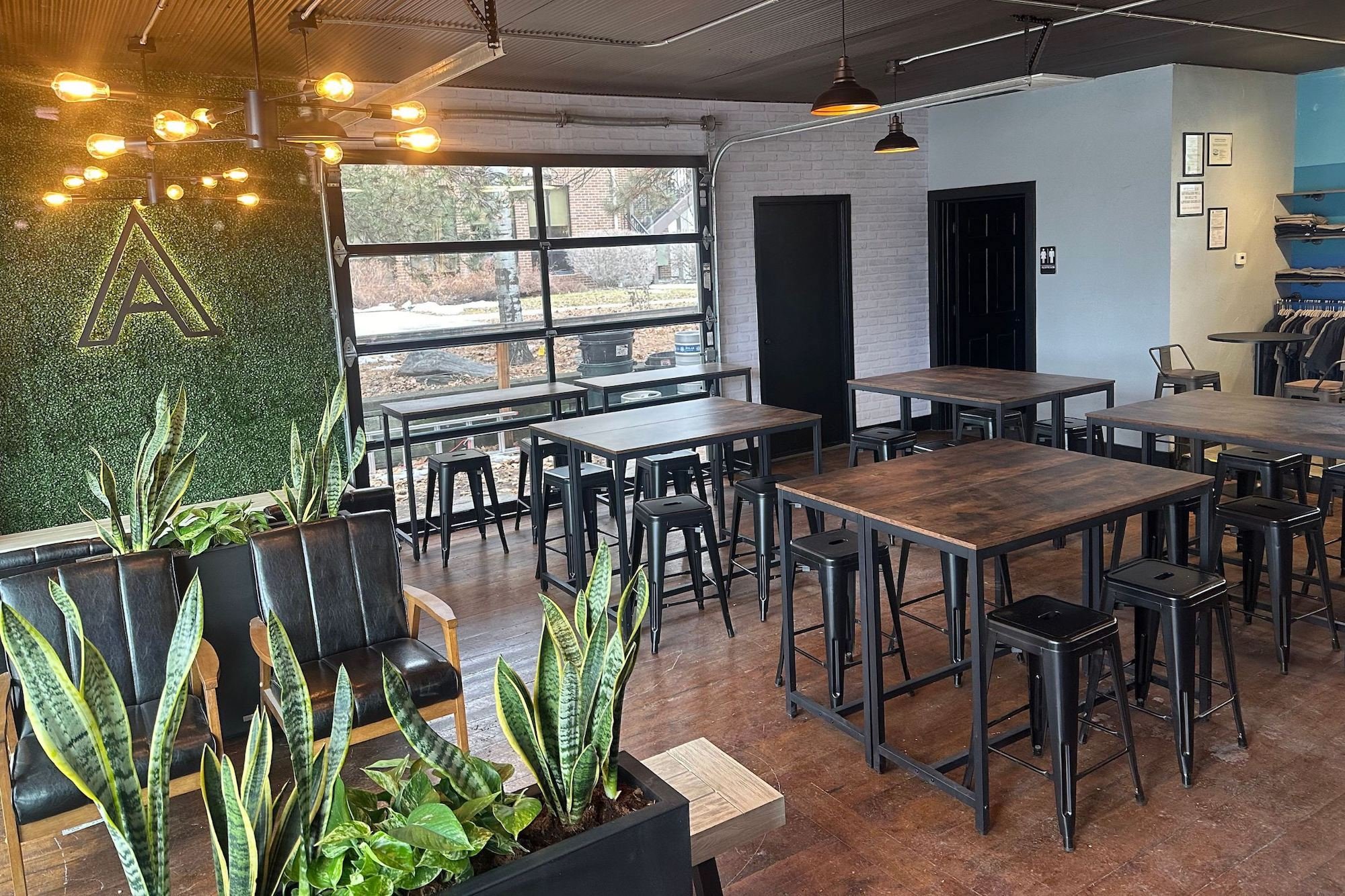 Interior of Après Brewing